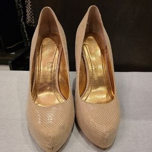 BCBG NUDE and GOLD ROUNDED CLOSED TOE HEELS
